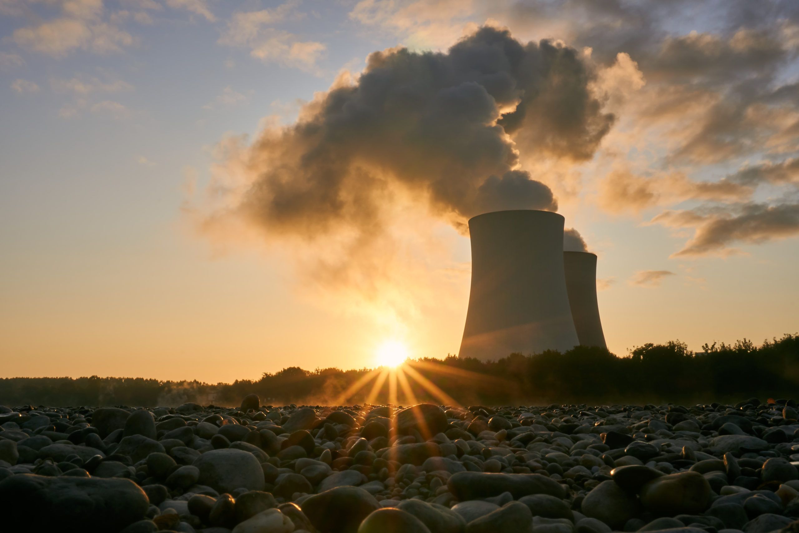 Centrale nucléaire au couché de soleil